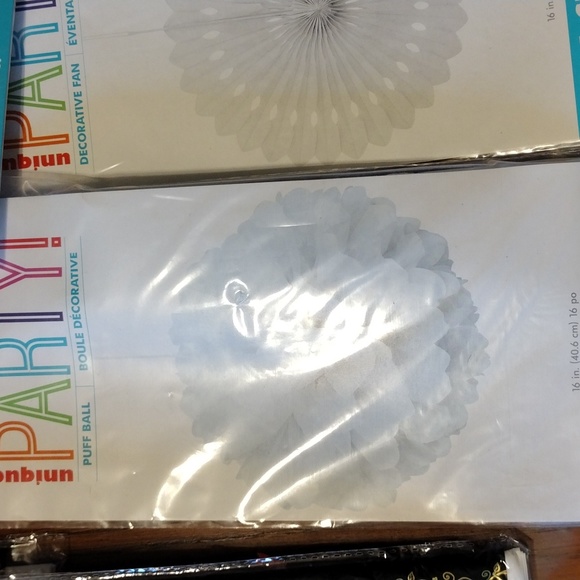 Party time table covers and puff balls/fans - Picture 6 of 7